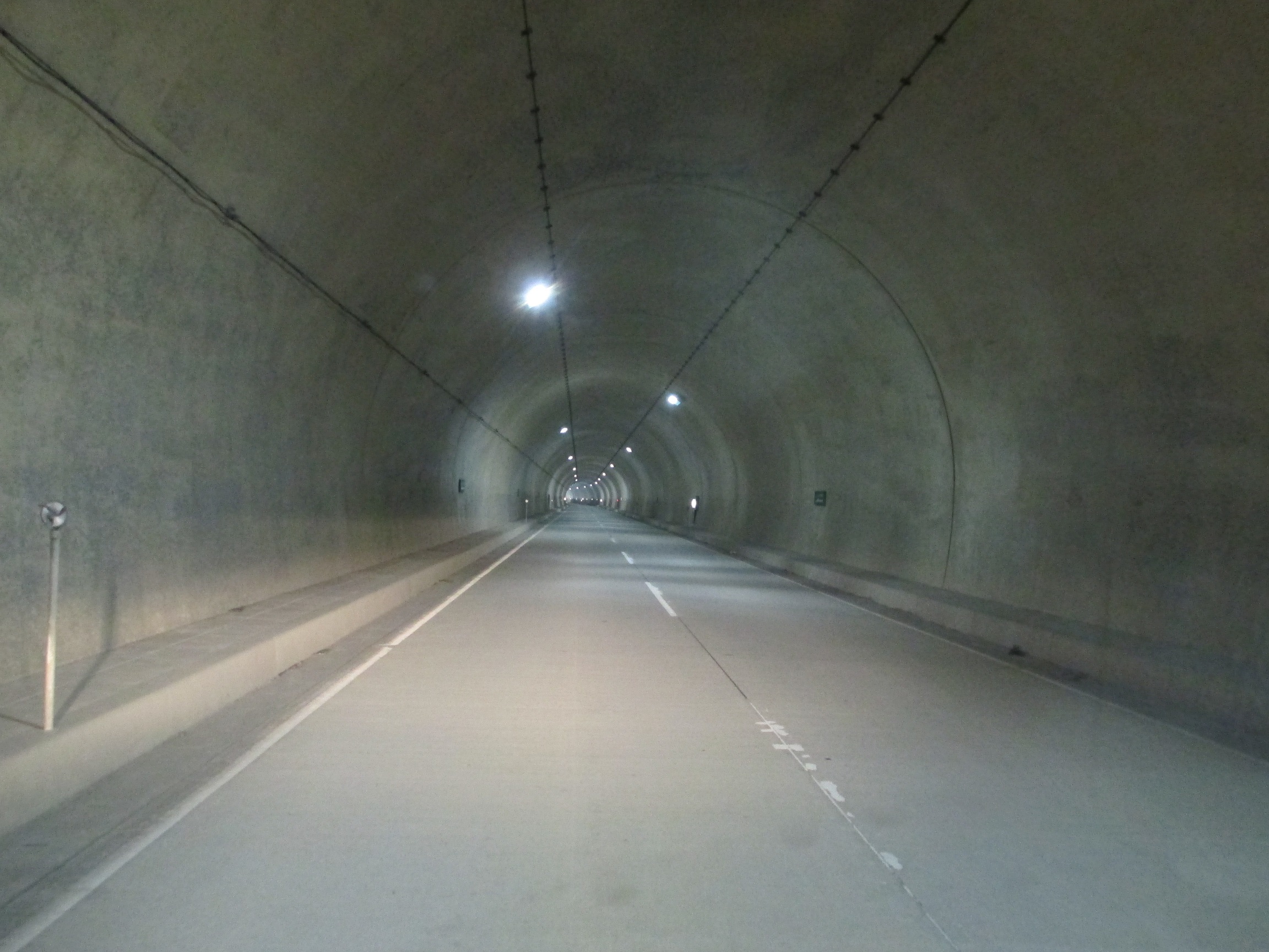 中山トンネル（宮崎県） (画像サイズ: 2304×1728 980kB)