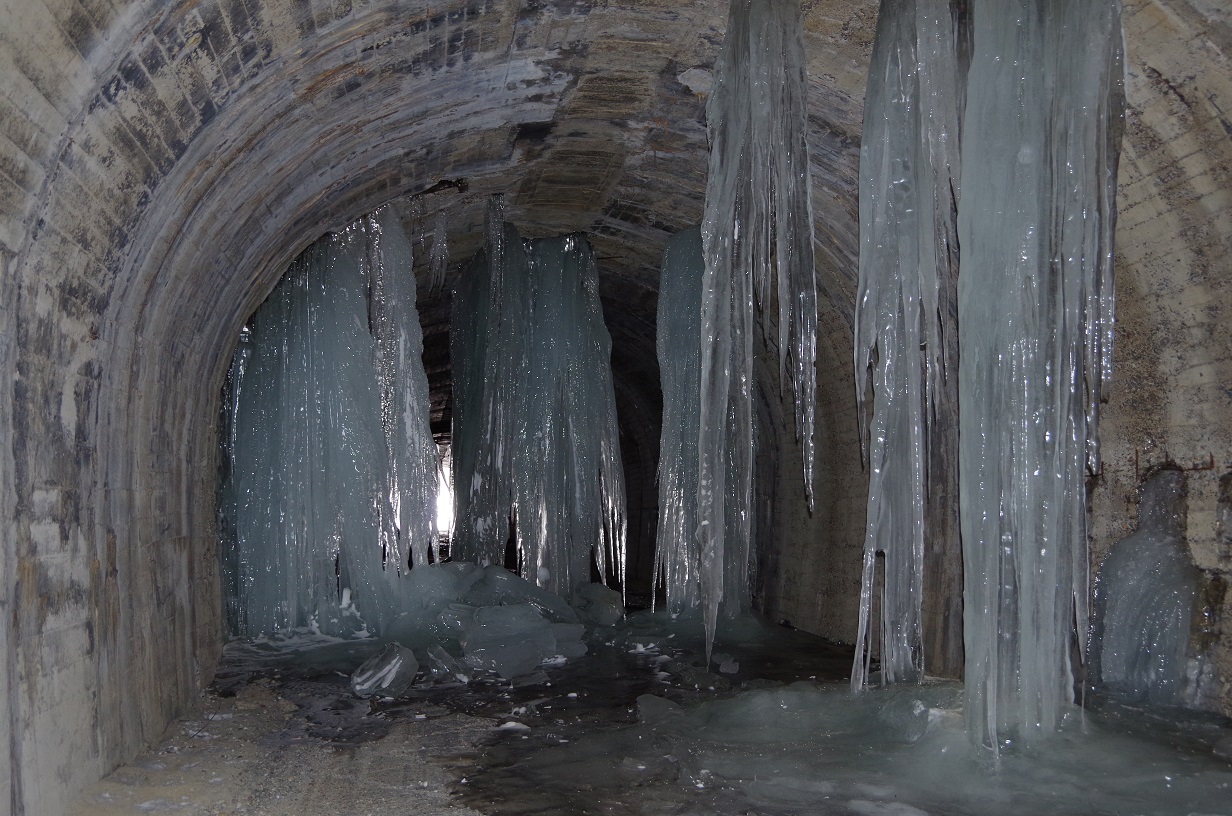 Re: まるで神殿...トンネル跡に『巨大氷柱』 (画像サイズ: 1232×816 468kB)