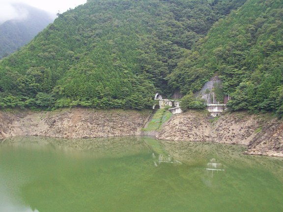 松姫湖の廃隧道 (画像サイズ: 576×432 81kB)