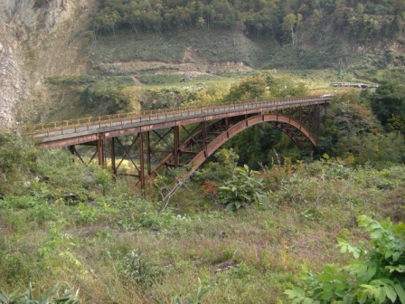 石淵ダムの若柳橋 (画像サイズ: 448×336 113kB)