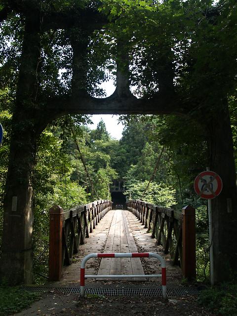 Re: 山梨県上野原市の吊り橋 (画像サイズ: 480×640 115kB)